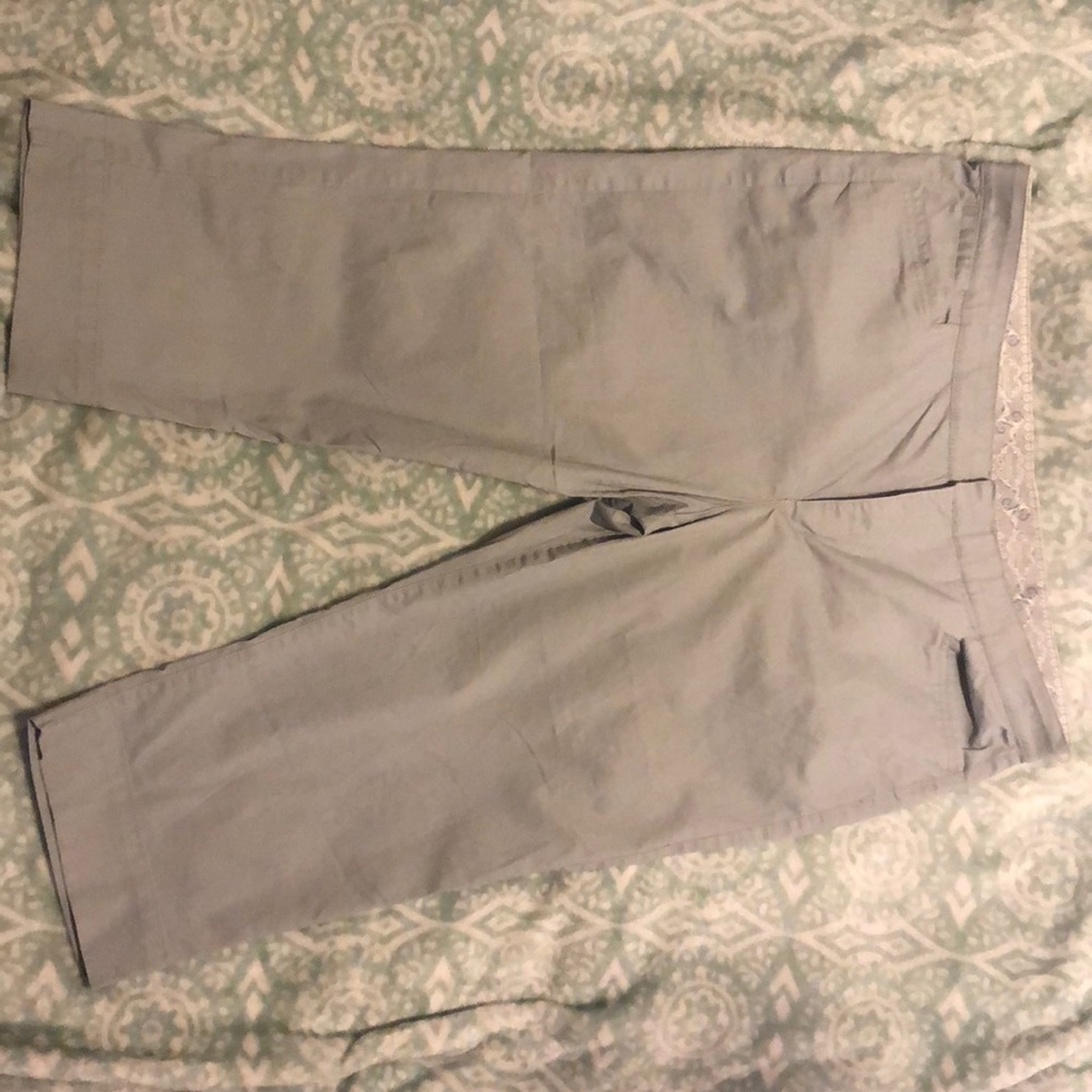 Bandolino Maureen light gray capris size 14